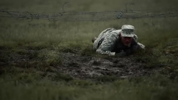 Alçak dikenli tellerin altında sürünen asker — Stok video