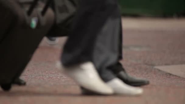 La gente cammina per le strade di Londra — Video Stock