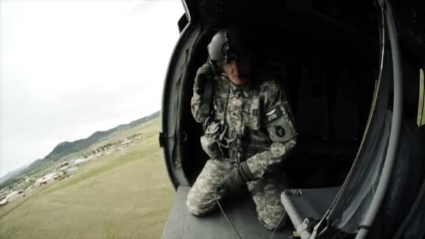 Vrtulník Černý jestřáb létání a vojáci v helikoptéře — Stock video