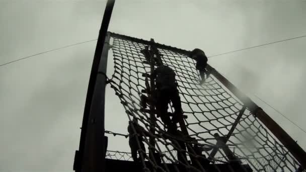 Soldaten klettern vom Turm herunter — Stockvideo