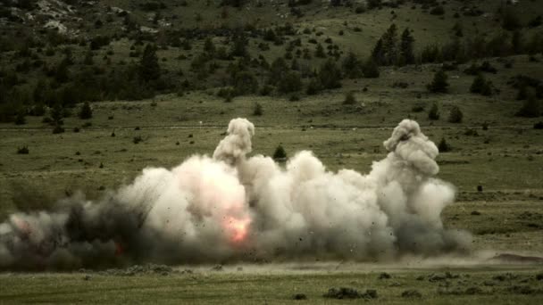 Super-Zeitlupe feurige Explosionslinie am Sprengplatz. — Stockvideo