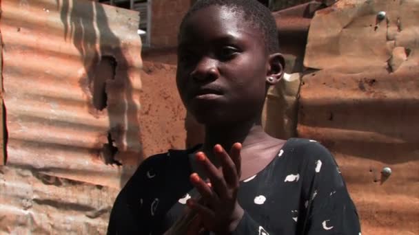 Dívka v Ghaně komunikaci s znakového jazyka — Stock video