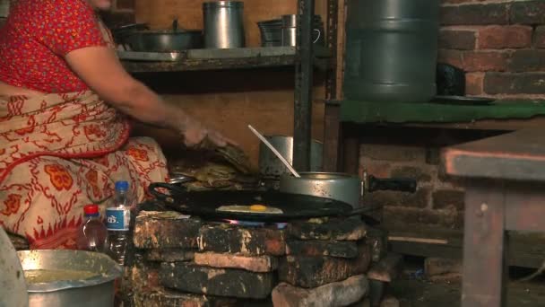 Kobieta gotowania autentyczne nepalski — Wideo stockowe