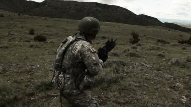 Soldado disparando lanzagranadas de 40 mm — Vídeos de Stock