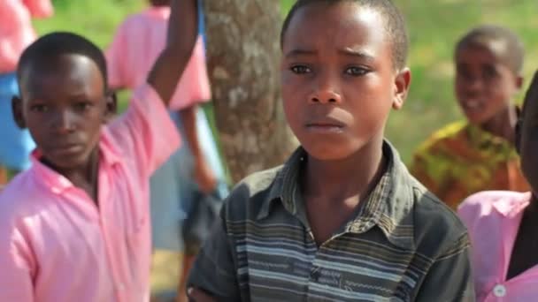 Jóvenes jugando en África . — Vídeos de Stock