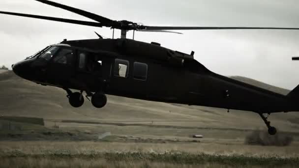 Black Hawk helicopter landing — Stock Video