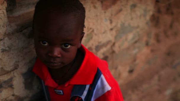 Fiatal gyermek nézett a kamerába, Kenyában, Afrika. — Stock videók