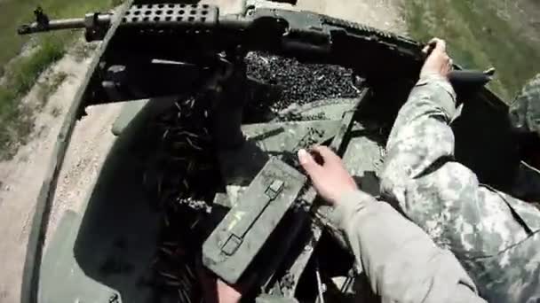 Gunner e motorista de lugares de interruptor humvee — Vídeo de Stock