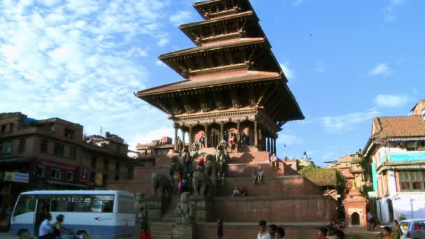 Straßenverkehr auf dem Bhaktapur-Platz — Stockvideo