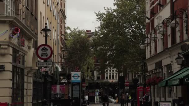 Menschen gehen auf den Bürgersteigen in Soho Square — Stockvideo