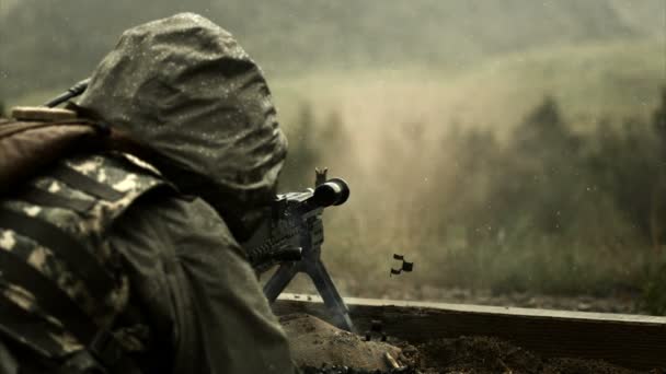 Солдат стреляет цепным оружием — стоковое видео