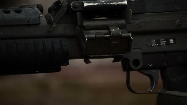 Katona tisztás fegyvert közelről — Stock videók