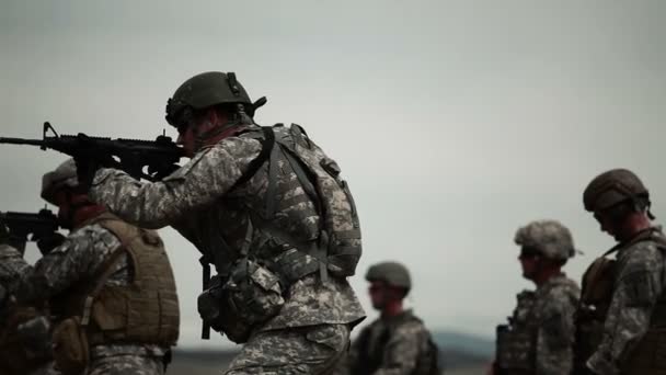 Soldaten in Schusslinie drehen und schießen — Stockvideo