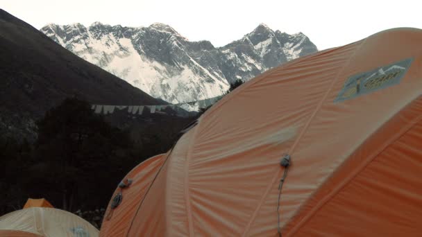 Tenda arancione con Everest e Lhotse sullo sfondo . — Video Stock