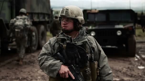 Soldat schaut sich um — Stockvideo