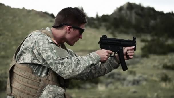 Soldier shoots an MP5 — Stock Video