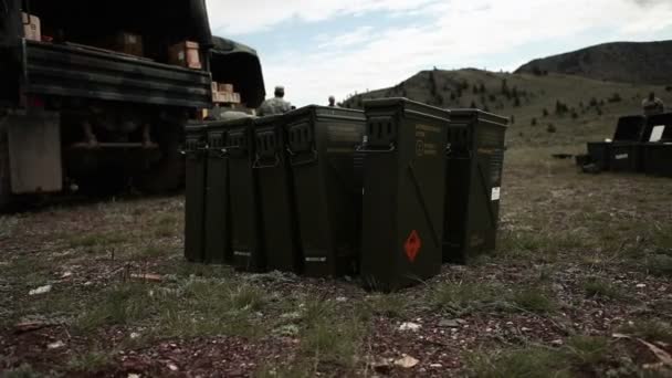 Sprzęt wojskowy przemieszczany za ciężarówkami — Wideo stockowe