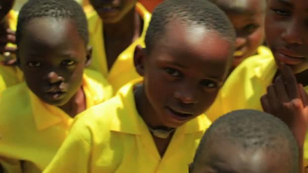 Інший Кенійський діти Усміхаючись на камеру. — стокове відео
