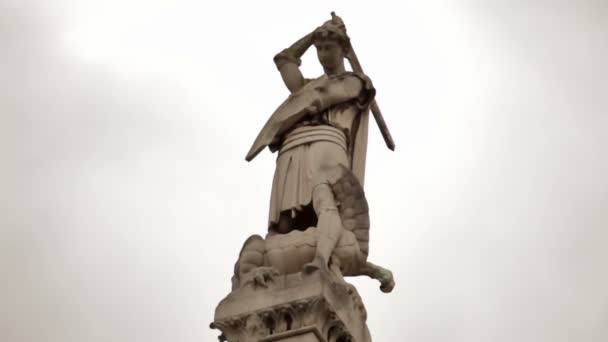 Standbeeld van St. George het doden van de draak in de buurt van Westminster Abbey — Stockvideo