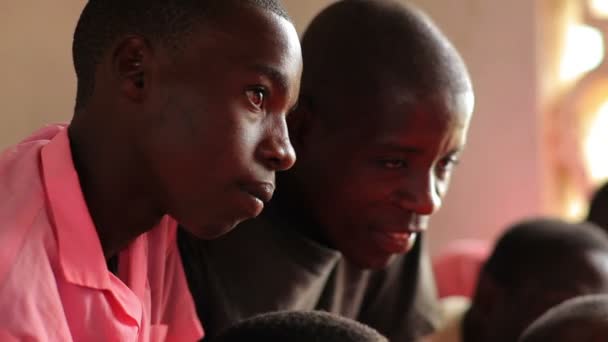 A diákok egy iskolában, Kenyában, Afrika osztályú. — Stock videók