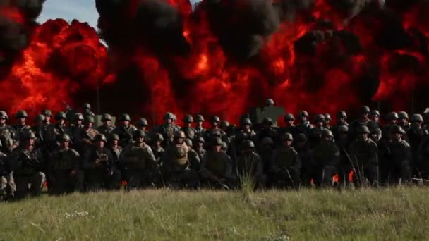Groupe de soldats alignés avec explosion derrière — Video