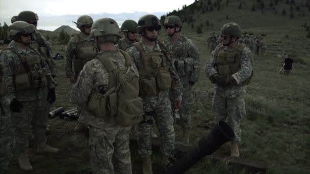 Soldaten rund um Mörserwerfer. — Stockvideo