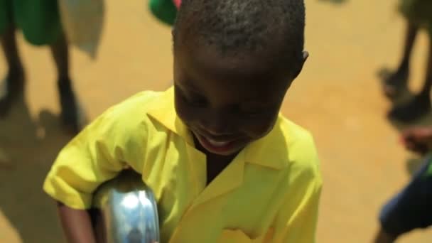 Кенийская девушка с кухонной техникой улыбается — стоковое видео