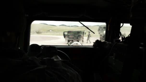 Soldaten in einem Humvee, der nach draußen schaut — Stockvideo