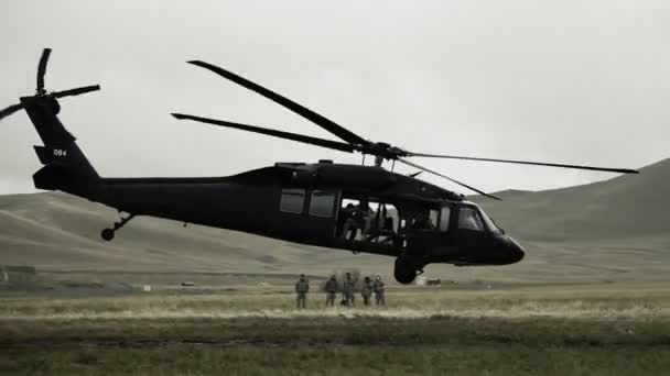 Black Hawk taking off — Stock Video
