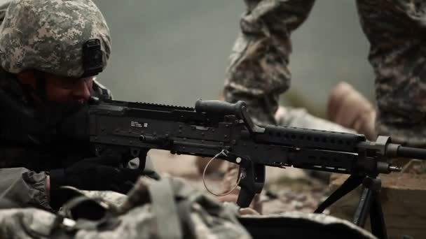 Soldier finishes rounds on an M240 — Stock Video