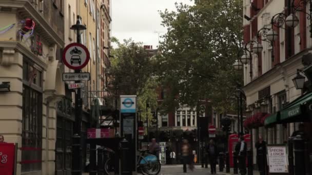 Gente caminando por las aceras en la Plaza del Soho — Vídeo de stock