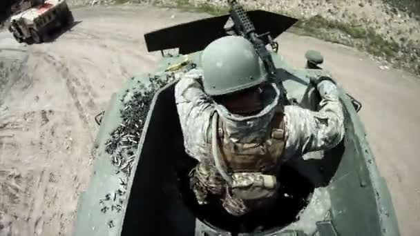 Soldado diciendo Humvee conducción hay una escasez de munición — Vídeos de Stock