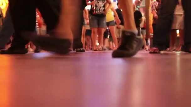 Низкий уровень танцующих людей — стоковое видео