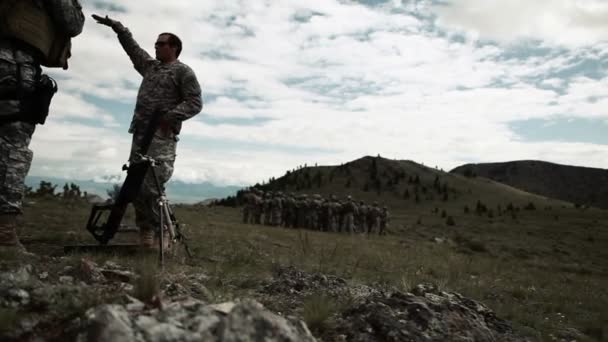 Instructor enseñando soldados en rango de mortero — Vídeos de Stock