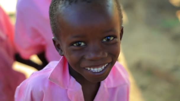 Niño keniano sonriendo a la cámara — Vídeo de stock