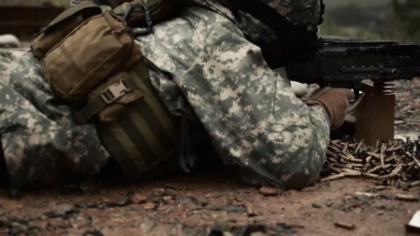 Солдат целится. — стоковое видео