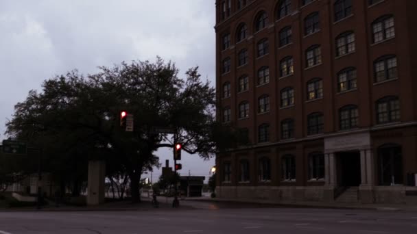 Dealey plaza und das ehemalige texas-schulbuchdepot. — Stockvideo