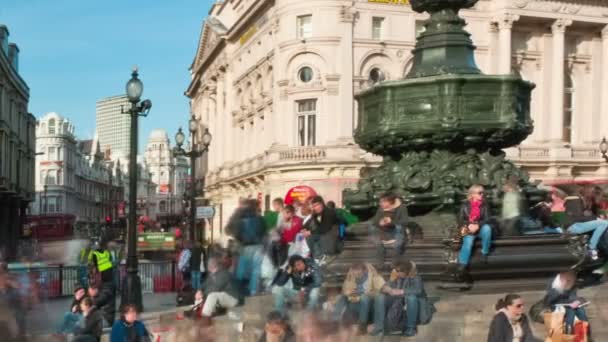 Ruchliwej ulicy Piccadilly Circus — Wideo stockowe