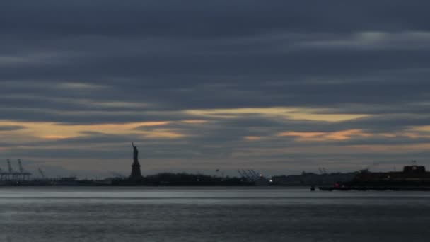 Statue Of Liberty, blijkt uit over de Hudson Baai. — Stockvideo
