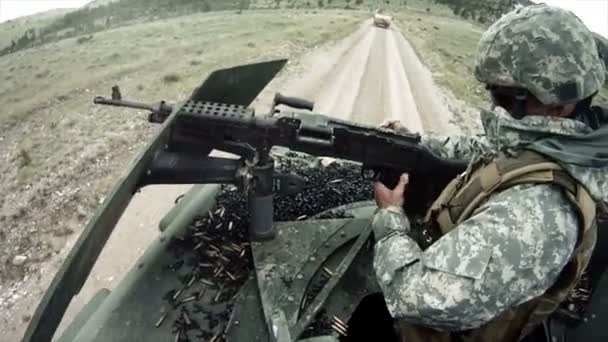 Солдатский пулемёт — стоковое видео
