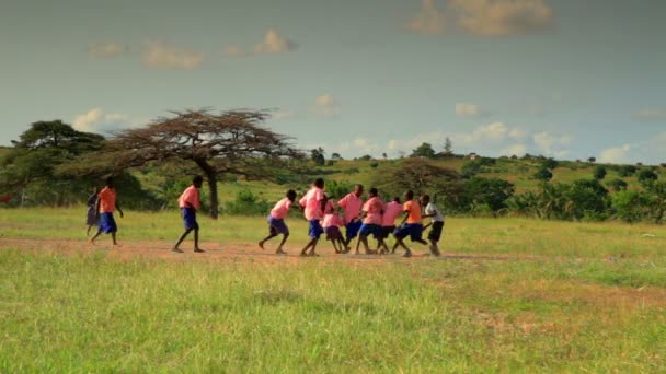 Les enfants se reposent entre les cours — Video