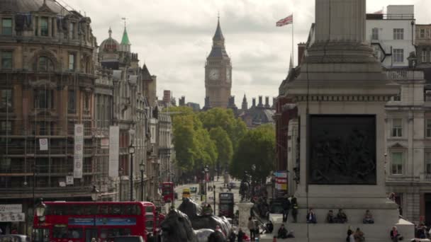 White Hall schot op Trafalgar Square in Londen — Stockvideo