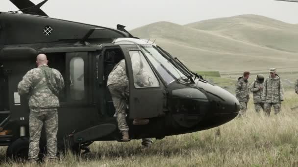 Helicóptero Black Hawk y soldados saliendo — Vídeo de stock