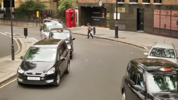 Lidé jezdí po silnici v Londýně — Stock video