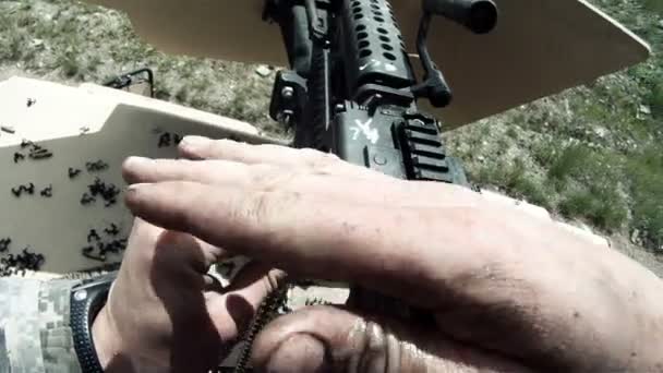 Humvee vezető kezelése golyók — Stock videók