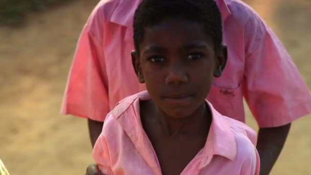 Keňský dívka a chlapec s zamračení a úsměv — Stock video