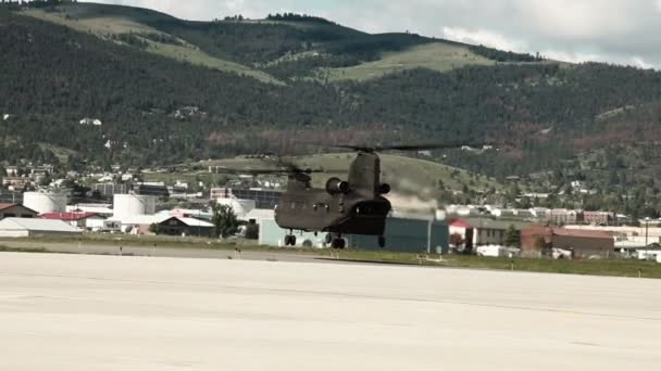 CH-47 helicóptero Chinook en un aeródromo — Vídeos de Stock