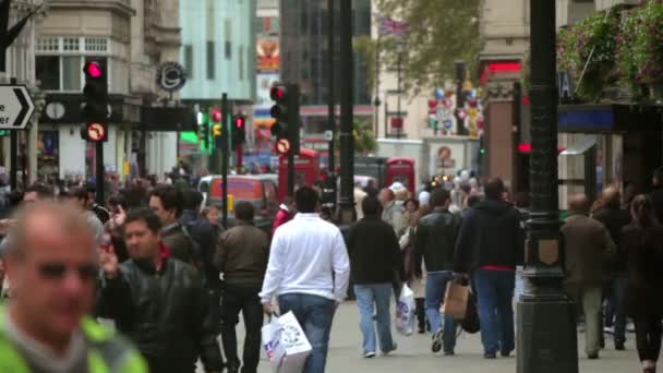 ロンドンのにぎやかな通りを歩く人々 — ストック動画