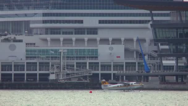 Taxibåtar plan på Vancouver hamnen framför konferenscenter — Stockvideo