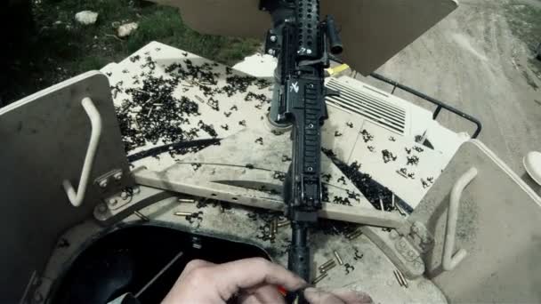 Soldato esce Humvee con pistola in mano — Video Stock